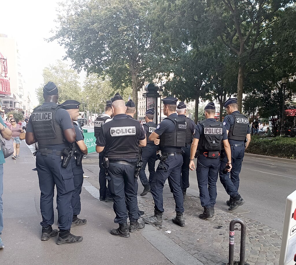 Das Foto zeigt eine Patrouille der Nationalpolizei in Paris, in der Nähe der Bar des "Team Ireland", die im Rahmen der Olympischen Spiele von Paris 2024 gesichert wird