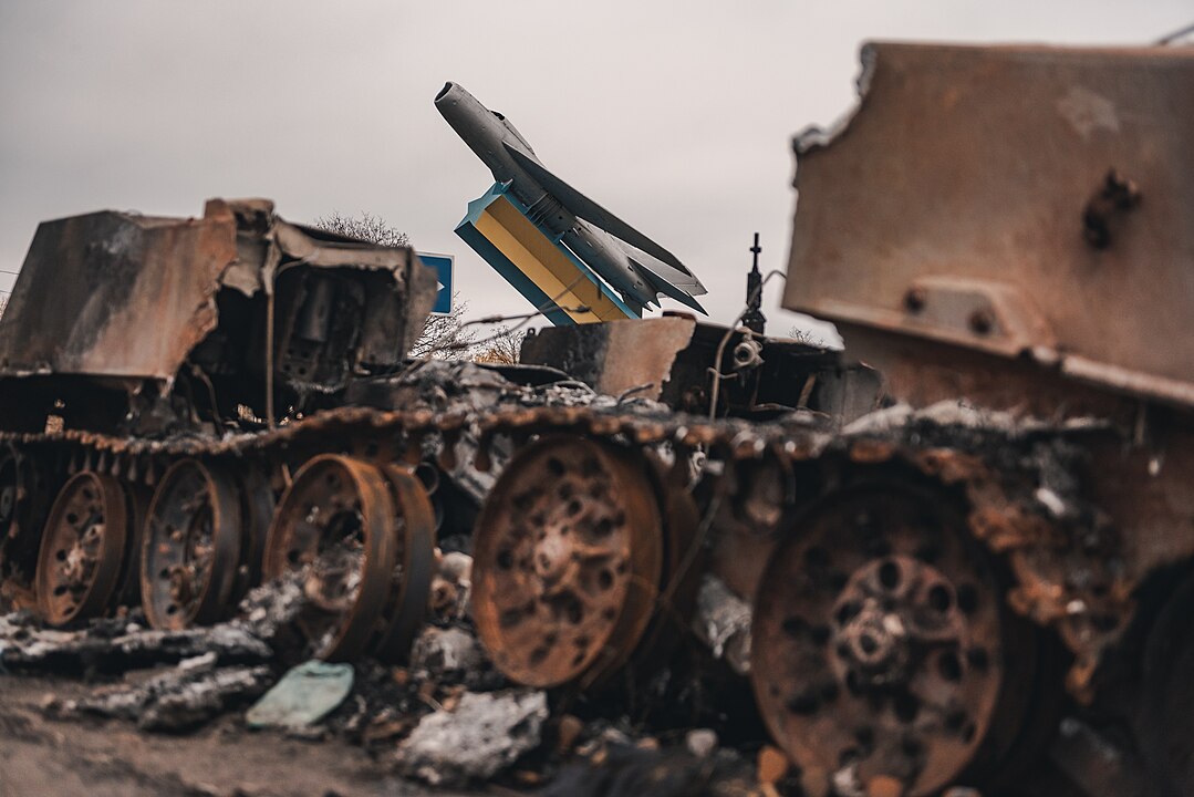 Das Foto von R. Namov zeigt verbrannte russische Ausrüstung bei Chornobaivka