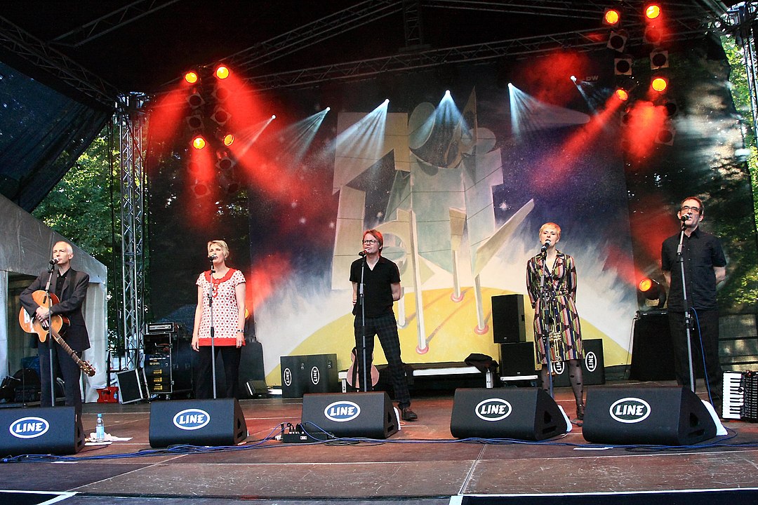 Das Foto zeigt die Band auf der Bühne