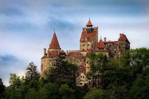1085px-Castelul_Bran2.jpg