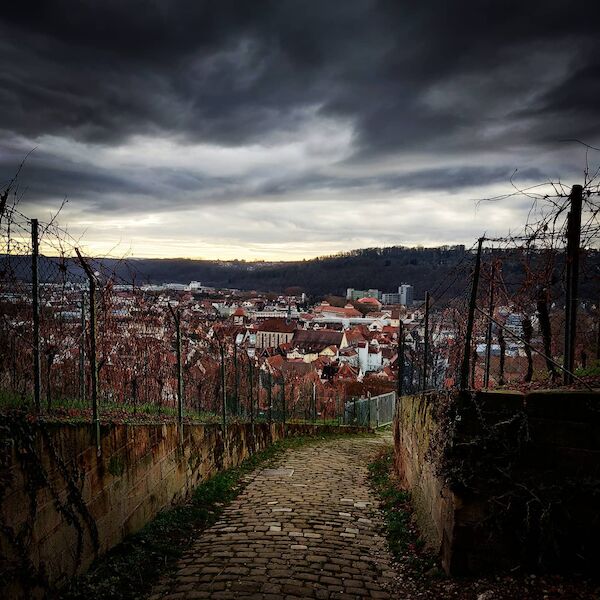 Blick vom Weg zur Esslinger Burg auf die Stadt mit dramatischem Himmel Blick vom Weg zur Esslinger Burg auf die Stadt mit dramatischem Himmel