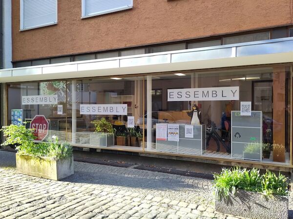 Das Fotos zeigt eine Schaufensterfront mit den Schriftzügen des Essmbly