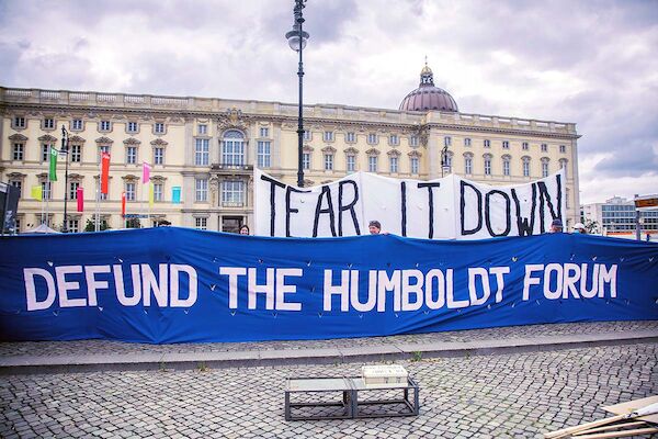 Protest gegen die Eröffnung des Humboldt Forums im Berliner Schlossnachbau Protest gegen die Eröffnung des Humboldt Forums im Berliner Schlossnachbau