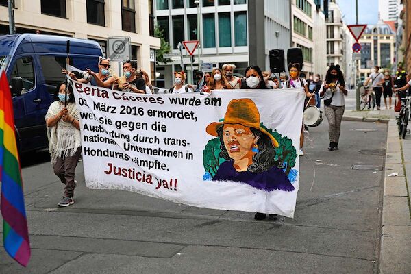 Transparent für die 2016 ermordete Aktivistin Berta Cáceres Transparent für die 2016 ermordete Aktivistin Berta Cáceres