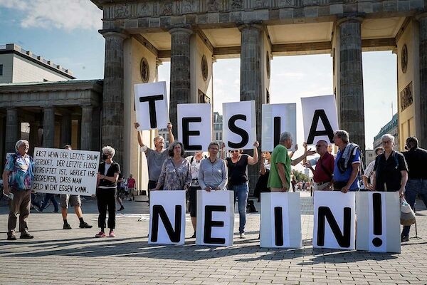 Aktive der Wassertafel Berlin-Brandenburg protestierten heute am Brandenburger Tor gegen die im Bau befindliche Großfabrik des Automobilherstellers Tesla in Brandenburg Aktive der Wassertafel Berlin-Brandenburg protestierten heute am Brandenburger Tor gegen die im Bau befindliche Großfabrik des Automobilherstellers Tesla in Brandenburg