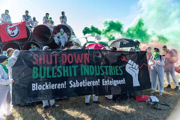 Blockierer:*innen mit Transparent: "Shutdown Bullshit Industries! Blockieren! Sabotieren! Enteignen!" Foto: © Fabian Steffens via Umbruch Bildarchiv Blockierer:*innen mit Transparent: "Shutdown Bullshit Industries! Blockieren! Sabotieren! Enteignen!" Foto: © Fabian Steffens via Umbruch Bildarchiv