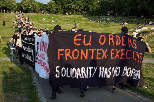 Foto: © heba / Umbruch Bildarchiv Die Demo mit Fronttransparent 'EU orders - Frontex executes - Solidarity has no borders'