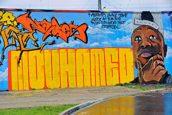 Foto: © Uwe Bitzel via Umbruch Bildarchiv Grafitty in Gedenken an Mouhamed mit einem Portrait und dem Text Mouhamed Lamine Dramé wurde am 08.08.2022 von der Dortmunder Polizei erschossen. Foto: © Uwe Bitzel via Umbruch Bildarchiv