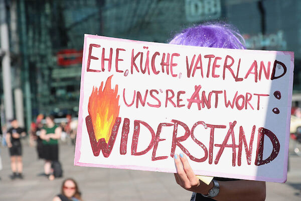 Foto: © Kinkalitzken via Umbruch Bildarchiv Eine Person trägt ein Plakat mit der Losung Ehe, Küche, Vaterland- unsere Antwort: Widerstand!"