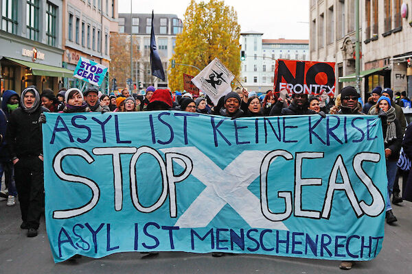 Foto: © Bernd Sauer-Diete via Umbruch Bildarchiv Fronttransparent: Asyl ist keine Krise - Stop GEAS - Asyl ist Menschenrecht