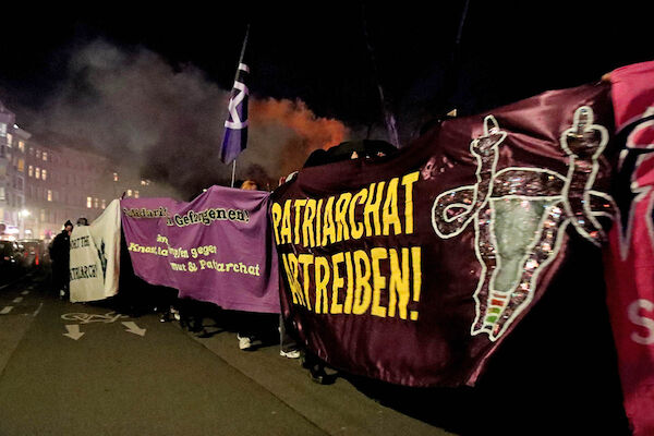 Foto: © Kinkalitzken via Umbruch Bildarchiv Das Foto von © Kinkalitzken zeigt die Demo mit drei Seitentransparenten mit der Auschrift "Patriarchat vertreiben!" und eines zur Freiheit für alle politischen Gefangenen