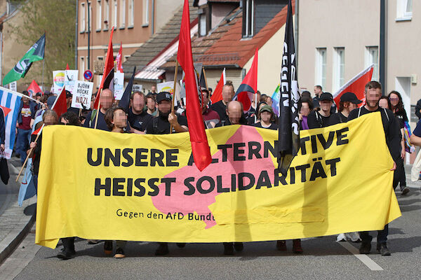 Foto: © Kinkalitzken Das Foto von © Kinkalitzken zeigt ein gelbes Fronttransparent mit einem Megafon als Motiv und mit der Losung "Unsere Alternative heißt Solidarität und Gegen den AfD Bund (Rest überklebt)."