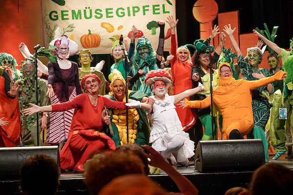 "Das Foto von © heba zeigt den Frauenchor beim Gemüsegipfel mit Gemüsekostümen"