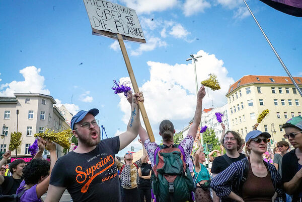 Foto: © heba / Umbruch Bildarchiv Ein Teilnehmer der Demo hält ein Plakat hoch mit dem Text: "Miethaie über die Planke!"