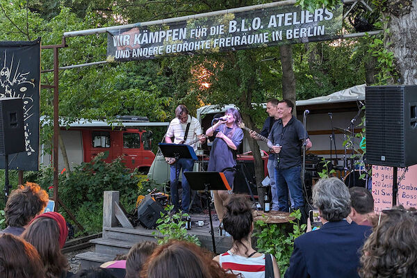 Foto © Sabine Scheffer via Umbruch Bildarchiv Das Foto von © Sabine Scheffer zeigt die Bühne während eines Bandauftritts