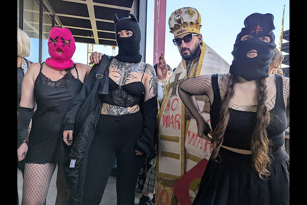 Foto: © Sabine Scheffer via Umbruch Bildarchiv Das Foto zeigt Mitglieder der Pussy Riot zusammen mit einem Patriarchen mit Masken