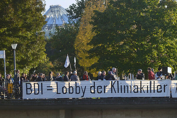Das Foto zeigt das Banner "BDI = Lobby der Klimakiller"