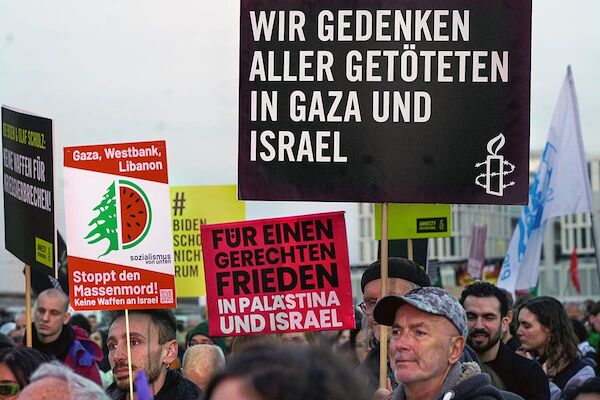 Das Foto von © heba zeigt Teilnehmer:innen der Demo mit verschiedenen Protesttafeln: Wir gedenken aller Getöteten in Gaza und Israel", "Gaza, Westbank, Libanon: Stoppt den Massenmord! Keine Waffen an Israel" und "Für einen gerechten Frieden in Palästina und Israel"