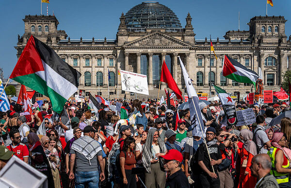 Das Foto zeigt die demonstrierenden Menschen vor dem Reichstagsgebäude.