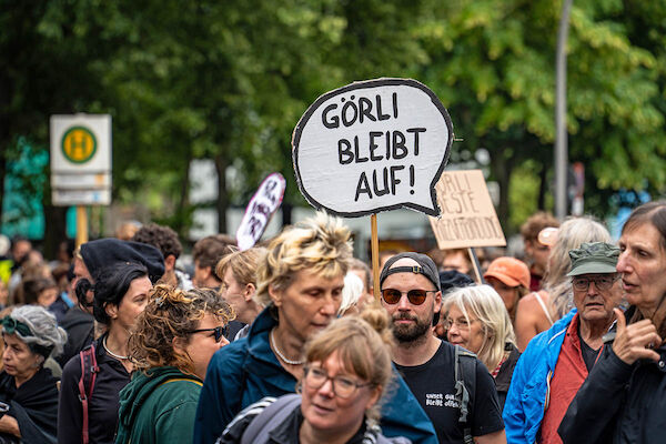 Das Foto zeigt einen Ausschnitt aus der Demo: Eine Person hält eine Sprechblase mit dem Text "Görli bleibt auf!"