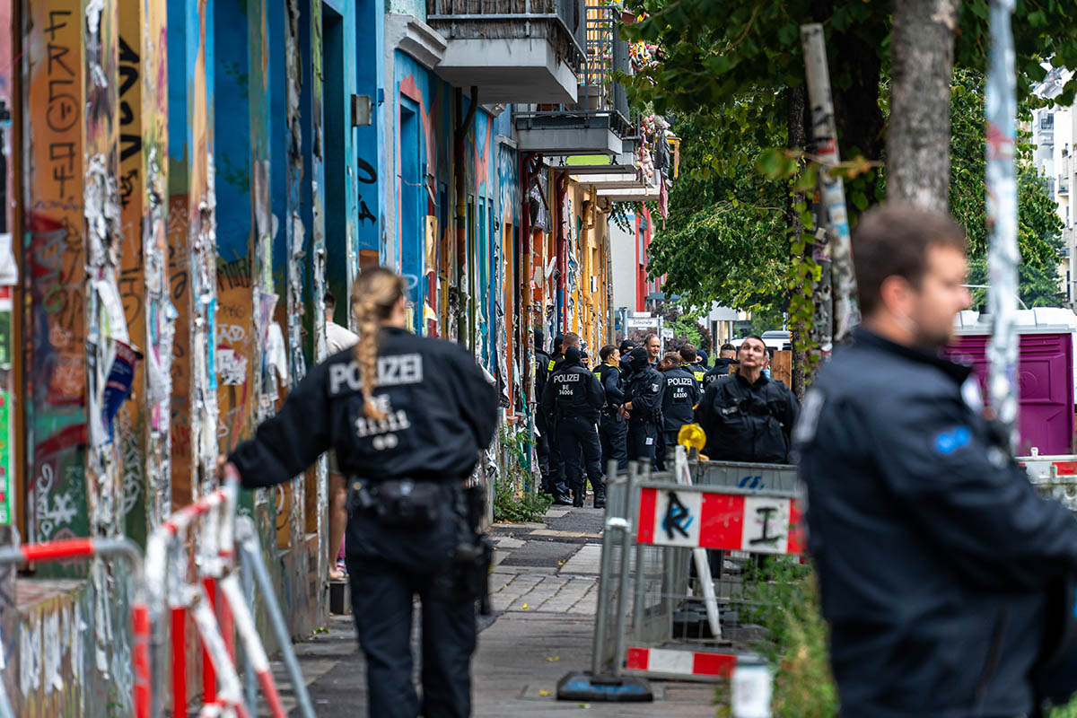 Das Foto zeigt Bullen vor der Rigaer 94