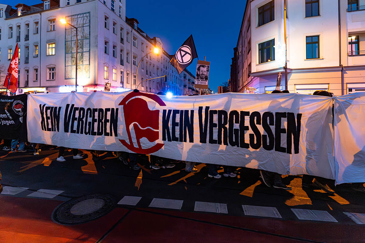 Das Foto von © Björn Obmann zeigt das Transparent mit dem Text "Kein Vergeben - Kein Vergessen" während der Demo