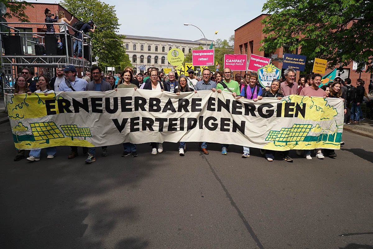 Das Foto zeigt das Fronttransparent mit dem Text: "Erneuerbare Energien verteidigen!"
