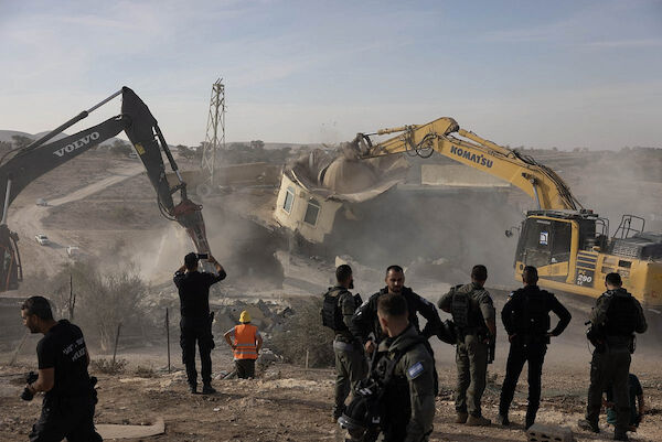 Israelische Polizei umstellt und zerstört die Moschee in Umm Al-Hiran, 14. November 2024. (Oren Ziv)