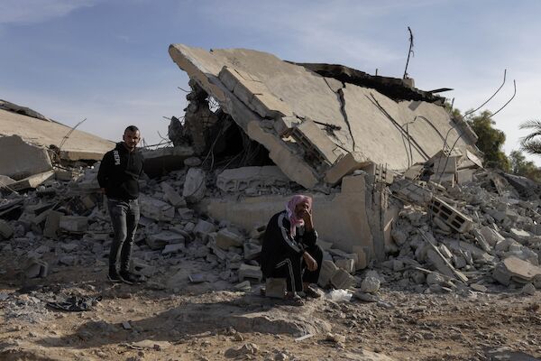 Dorfbewohner stehen am 14. November 2024 neben den Trümmern zerstörter Gebäude in Umm Al-Hiran. (Oren Ziv)