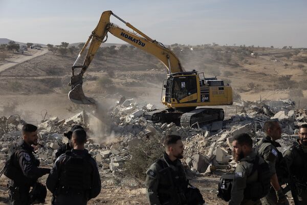 Israelische Polizei umstellt und zerstört die Moschee in Umm Al-Hiran, 14. November 2024. (Oren Ziv)