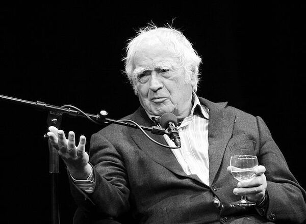 Foto: Elke Wetzig/CC-BY-SA Martin Walser, deutscher Schriftsteller, während einer Lesung auf dem Literaturfestival lit.Cologne 2010