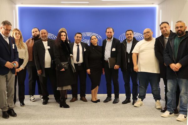 Das Foto zeigt die Teilnehmer:*Innen der Konferenz