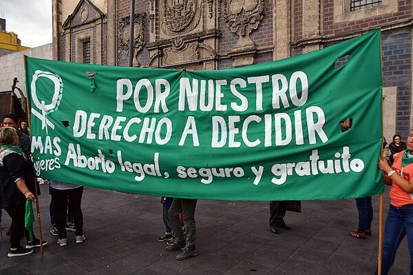 800px-panuelazo-en-ciudad-de-mexico-por-el-aborto-legal-en-argentina-16.jpg