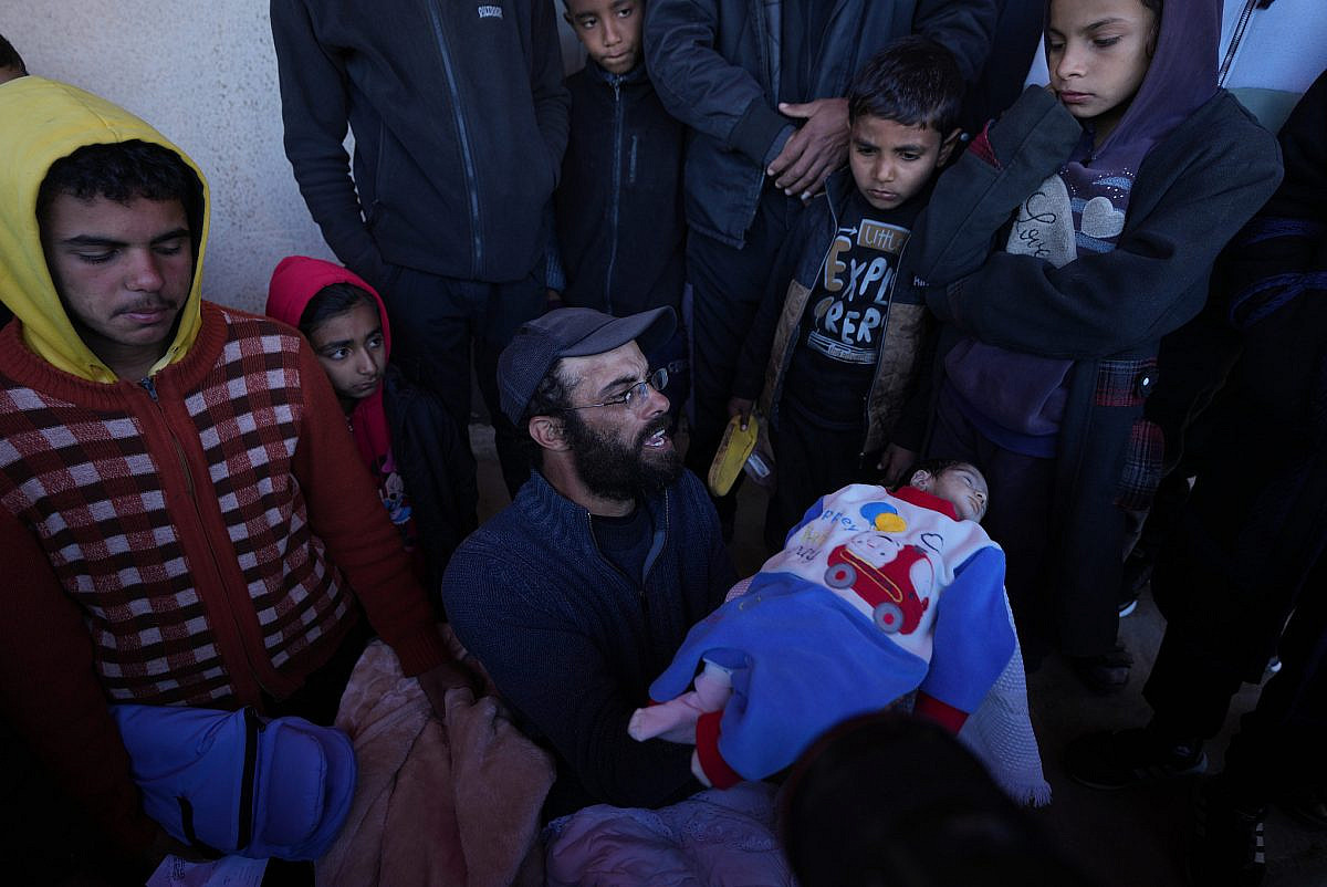 Yahya Al-Batran hält den Körper seines wenige Tage alten Sohnes, der am 28. Dezember 2024 im Familienzelt am Strand von Gaza an Unterkühlung starb. (Ruwaida Amer)