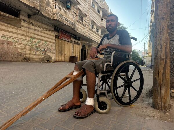Das Foto zeigt den in einem Rollstuhl sitzenden Ahmed Nejm