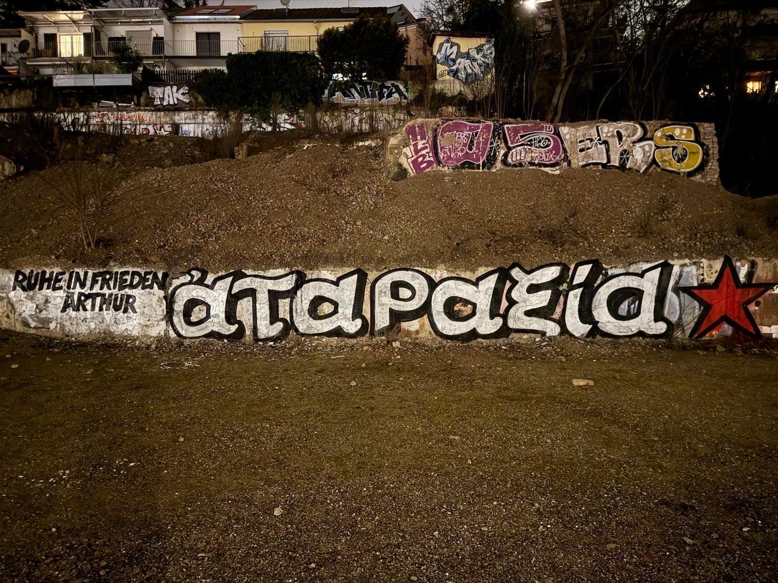 Graffiti für Arthur auf dem Hofbräu Areal in Stuttgart-Heslach: Ruhe in FriedenArthur und "ἀταραξία" (griech.: Unerschütterlichkeit) Graffiti für Arthur auf dem Hofbräu Areal in Stuttgart-Heslach: Ruhe in FriedenArthur und "ἀταραξία" (griech.: Unerschütterlichkeit)