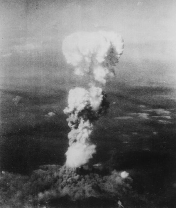 Der Atompilz über Hiroshima fotografiert aus dem Heck der Enola Gay Bildquelle: WikiPedia Der Atompilz über Hiroshima fotografiert aus dem Heck der Enola Gay Bildquelle: WikiPedia
