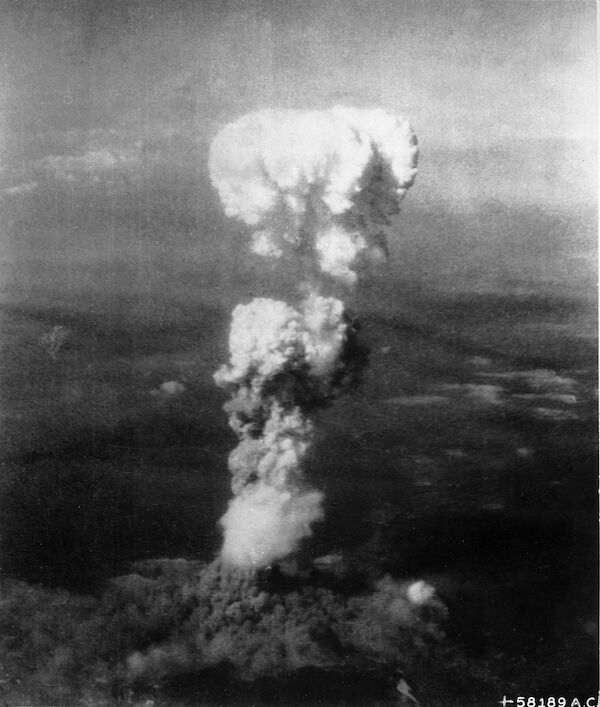 Der Atompilz über Hiroshima fotografiert aus dem Heck der Enola Gay Bildquelle: WikiPedia Der Atompilz über Hiroshima fotografiert aus dem Heck der Enola Gay Bildquelle: WikiPedia