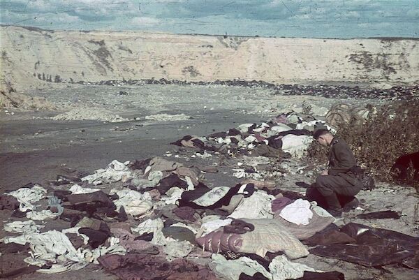 SS-Mann durchwühlt die Habseligkeiten der Erschossenen in Babiy-Yar SS-Mann durchwühlt die Habseligkeiten der Erschossenen in Babyn-Yar