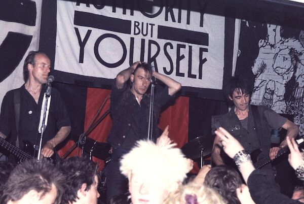 Das Foto zeigt : Pete Wright (Bass), Steve Ignorant (Gesang), N.A. Palmer (Gitarre)