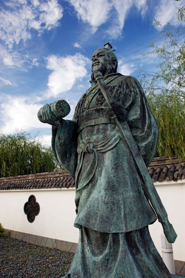 Statue von Sunzi aka Sun Wu. Foto: 663highland Lizenz CC BY-SA 3.0, Statue von Sunzi aka Sun Wu. Foto: 663highland Lizenz CC BY-SA 3.0,