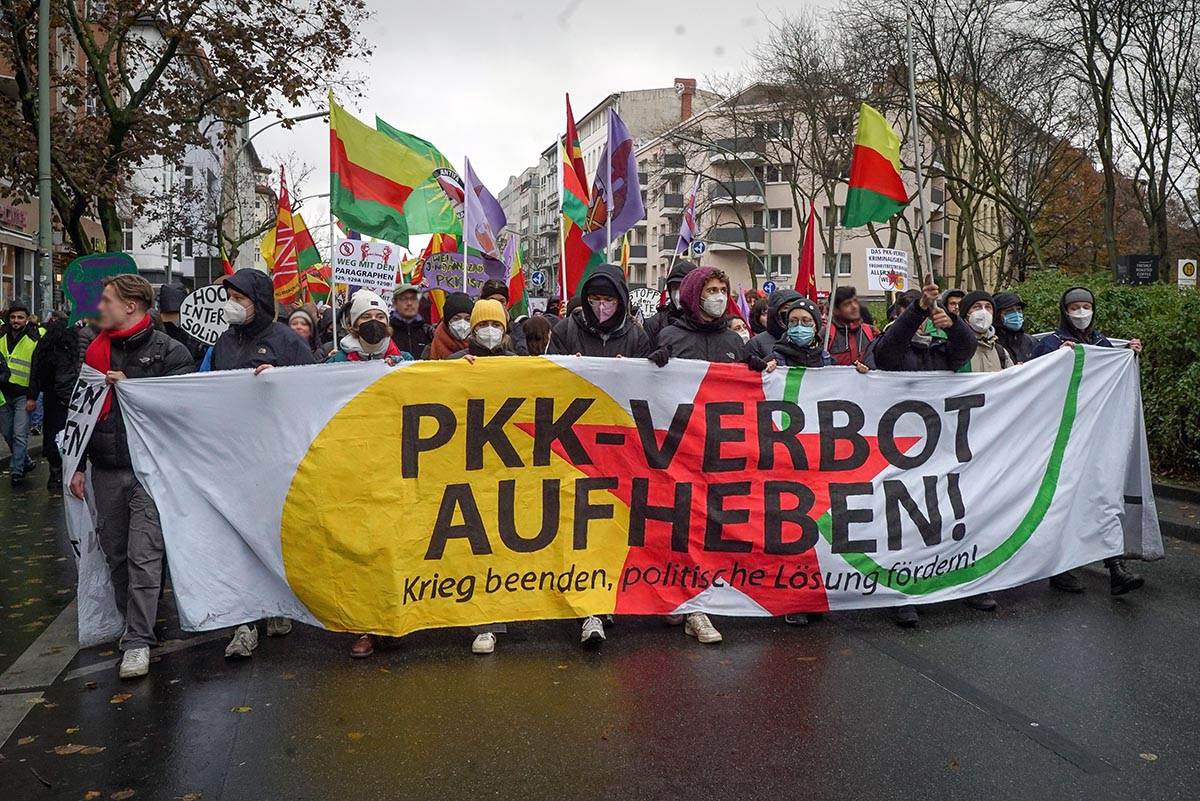 Foto © heba / Umbruch Bildarchiv Transparent: PKK Verbot aufheben - Krieg beenden - politische Lösung fördern! Foto © heba / Umbruch Bildarchiv Transparent: PKK Verbot aufheben - Krieg beenden - politische Lösung fördern!