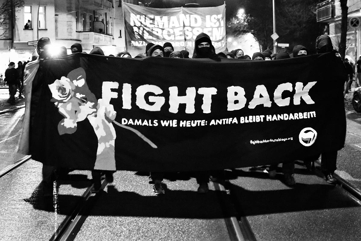 Transparent des Fight Back Bündnisses: Damals wie heute: Antifa bleibt Handarbeit Foto: © neukoellnbild via Umbruch Bildarchiv Berlin Transparent des Fight Back Bündnisses: Damals wie heute: Antifa bleibt Handarbeit Foto: © neukoellnbild via Umbruch Bildarchiv Berlin
