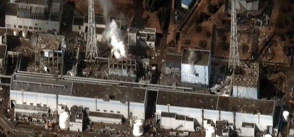 Satellitenfoto der Reaktorblöcke 1 bis 4 (von rechts nach links) am 16. März 2011 nach mehreren Explosionen und Bränden Satellitenfoto der Reaktorblöcke 1 bis 4 (von rechts nach links) am 16. März 2011 nach mehreren Explosionen und Bränden