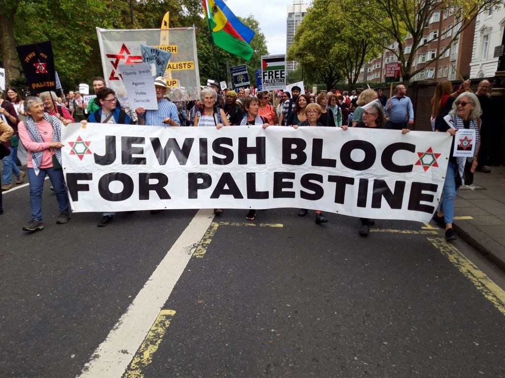 Das Foto zeigt das Fronttransparent des "Jewish bloc for palestine" bei einer Demonstration in London