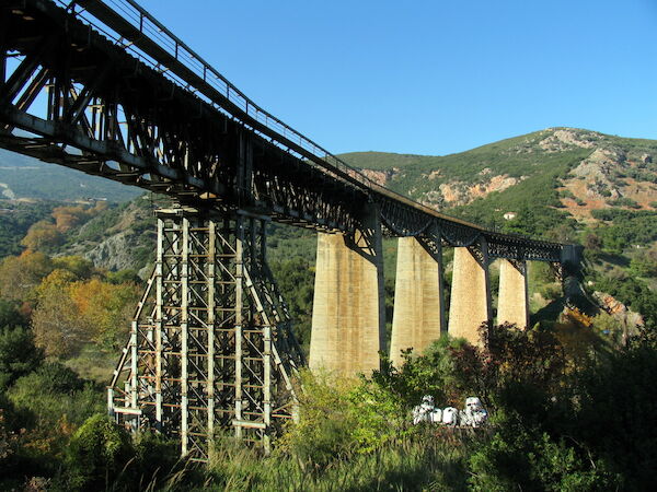 Die Gorgopotamos Brücke mit dem "provisorischen" Pfeiler im Vordergrund Die Gorgopotamos Brücke mit dem "provisorischen" Pfeiler im Vordergrund