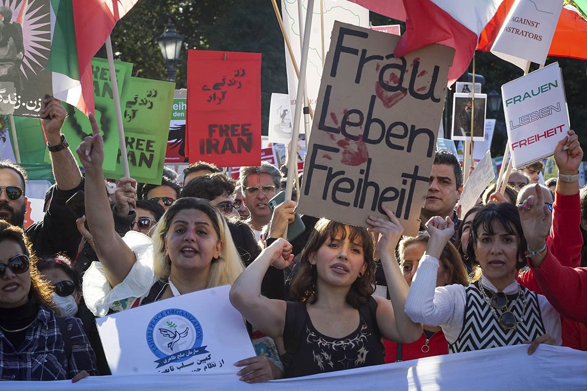 Demonstrantinnen bei der Großdemonstration halten ihre Forderungen auf Tafeln hoch. Foto: © heba / Umbruch Bildarchiv Berlin Demonstrantinnen bei der Großdemonstration halten ihre Forderungen auf Tafeln hoch. Foto: © heba / Umbruch Bildarchiv Berlin