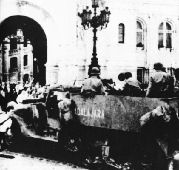 Das Kettenfahrzeug "Guadalajara" vor dem Hotel de Ville Das Kettenfahrzeug "Guadalajara" vor dem Hotel de Ville