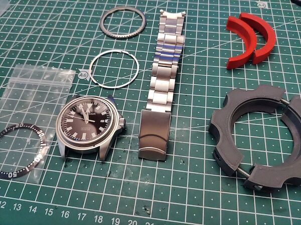 Disassembled bezel and bezel lifter with inserts Disassembled bezel and bezel lifter with inserts