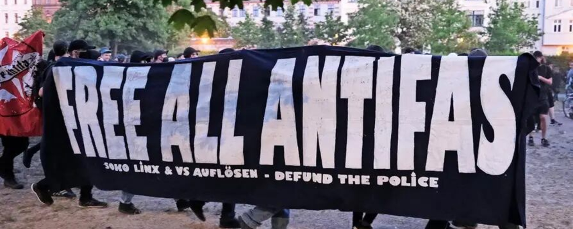 Das Foto zeigt ein Seitentransparent während einer Demonstration mit der Aufschriftt „Free all Antifas - Soko Linx & VS auflösen - Defund the Police“